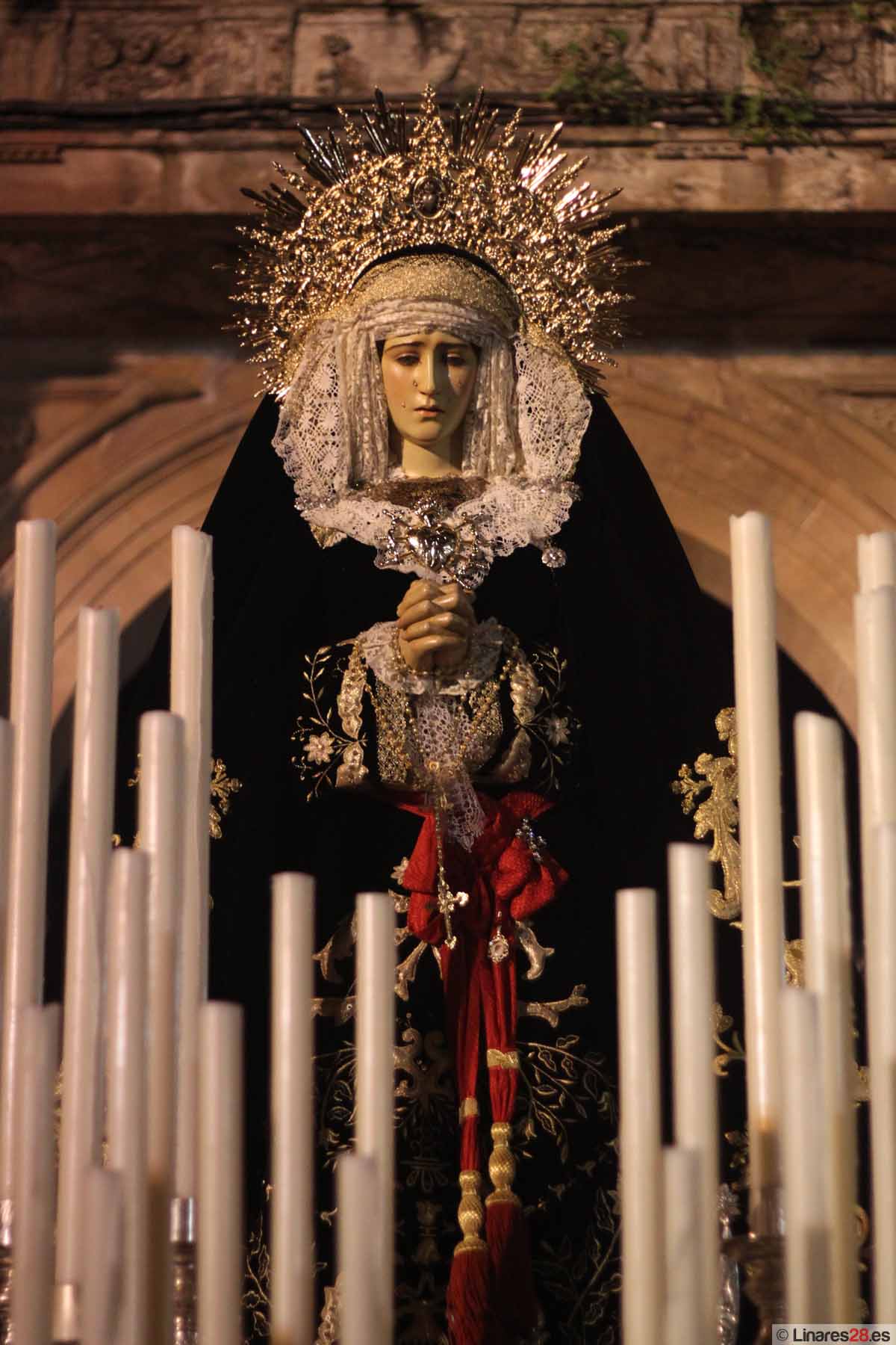 El «Santo Entierro» tampoco se libra de la lluvia y vuelve al Templo al poco tiempo de salir