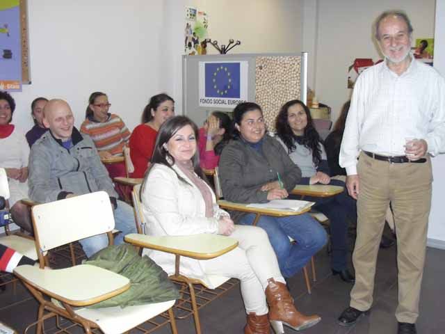 Sesión informativa de FACUA en la sede de la Fundación Secretariado Gitano de Linares