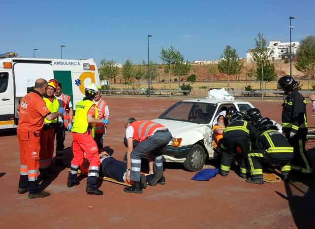 Más de veinte profesionales del 061 toman parte en Linares en un simulacro de atención a víctimas atrapadas por accidentes de tráfico