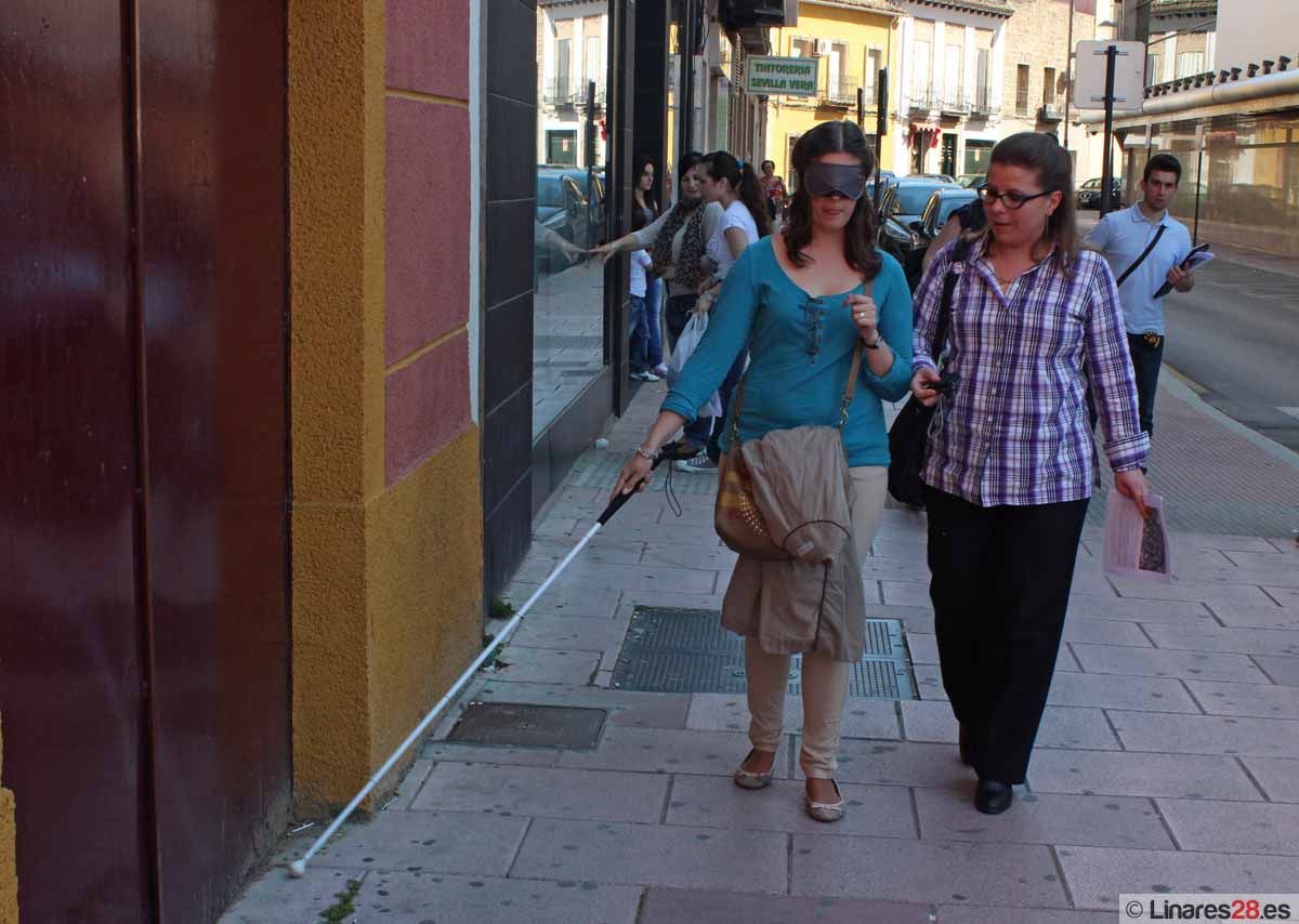 Ponen a prueba la accesibilidad de las calles de Linares