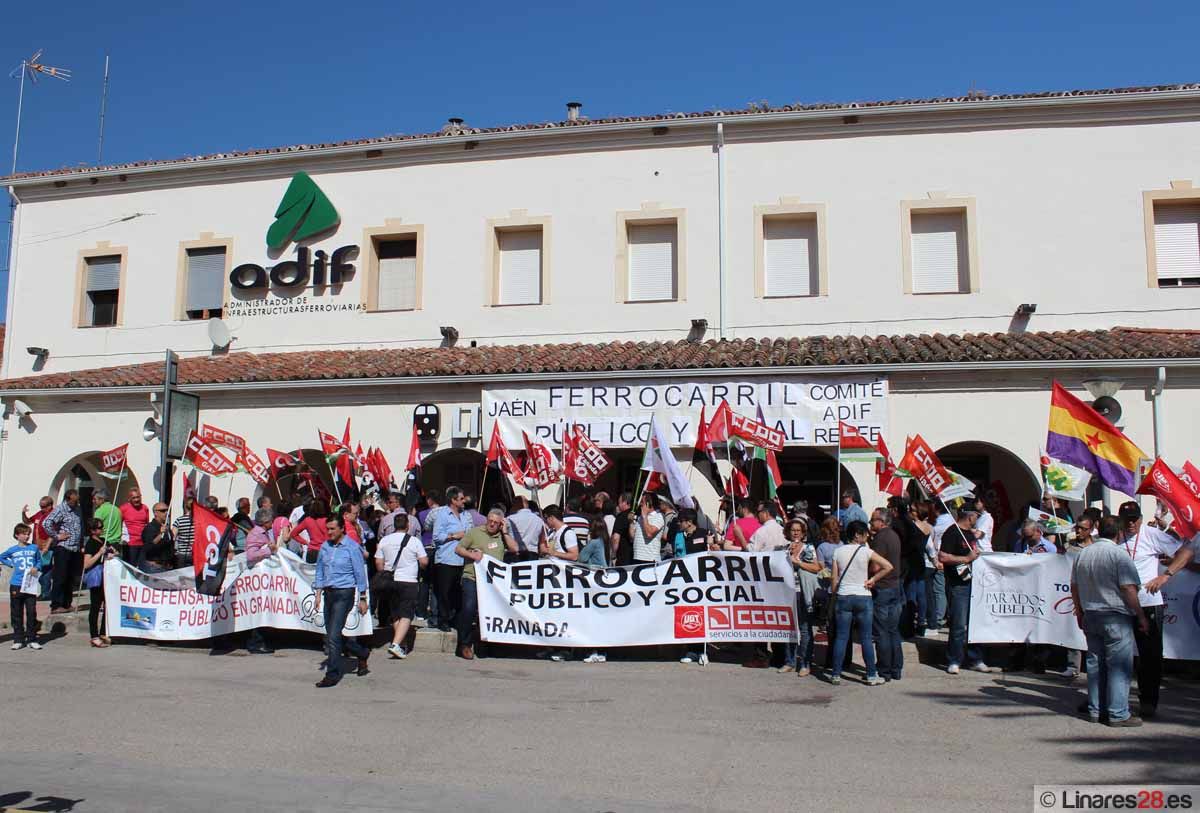 Concentración en Linares-Baeza en defensa del ferrocarril