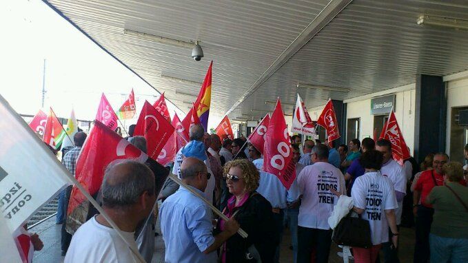 En estos momentos, concentración en defensa del ferrocarril en Linares-Baeza