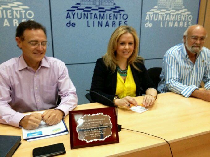 El C.T. Linares entrega una placa al Ayuntamiento de Linares