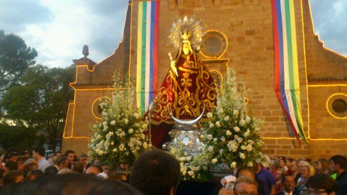 La Virgen de Linarejos procesiona por Linares