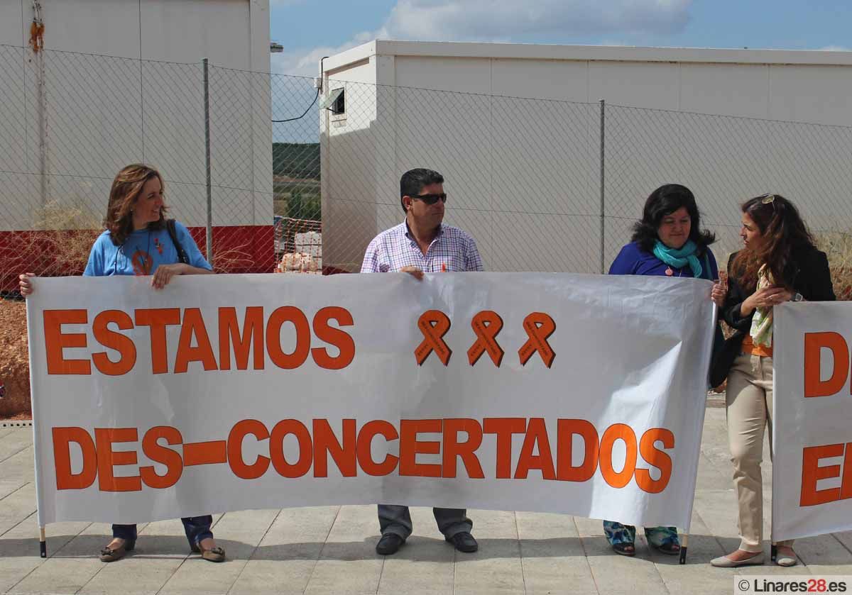 Los «des-concertados» reciben a la Consejera de Educación en Linares
