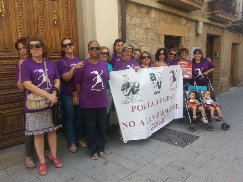 Mujeres Vecinales de Linares se concentra a las puertas de los juzgados
