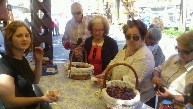 En estos momentos,  Feria de la Cereza en el Paseo de Linarejos