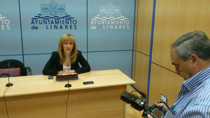 En estos momentos,  rueda de prensa de Carmen Domínguez