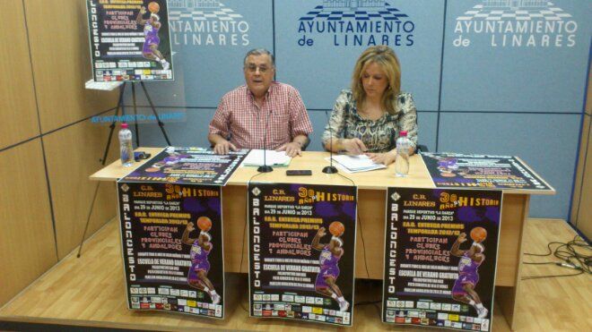 En estos momentos, presentación actividades 30 aniversario del CB Linares