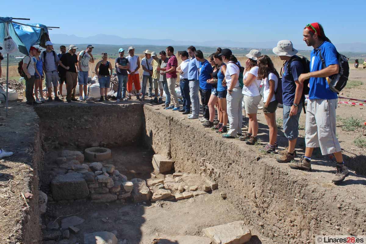 Jóvenes de diferentes comunidades autónomas participan en el campo de trabajo del yacimiento arqueológico de Cástulo