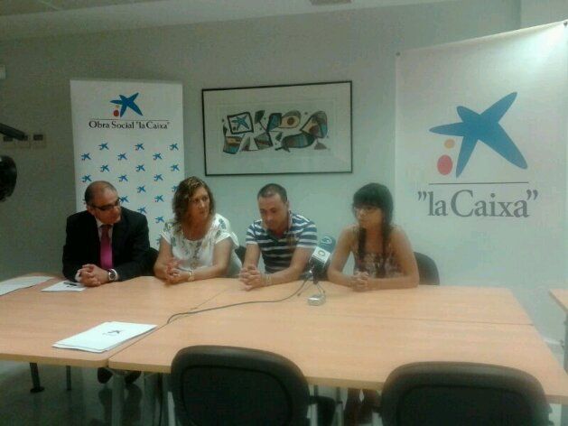 En estos momentos, firma de Convenio entre La Caixa y la Asociación Arco Iris en colaboración con Solidari@s Sport