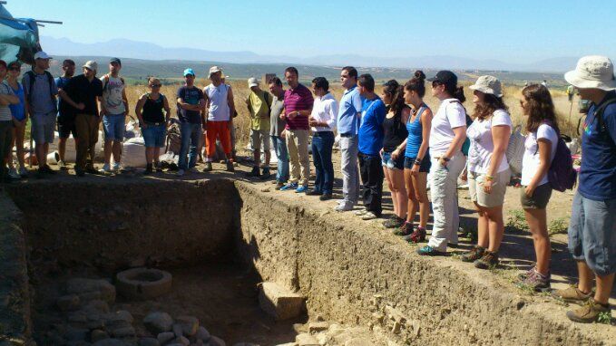 En estos momentos, visita al campo de trabajo de Cástulo