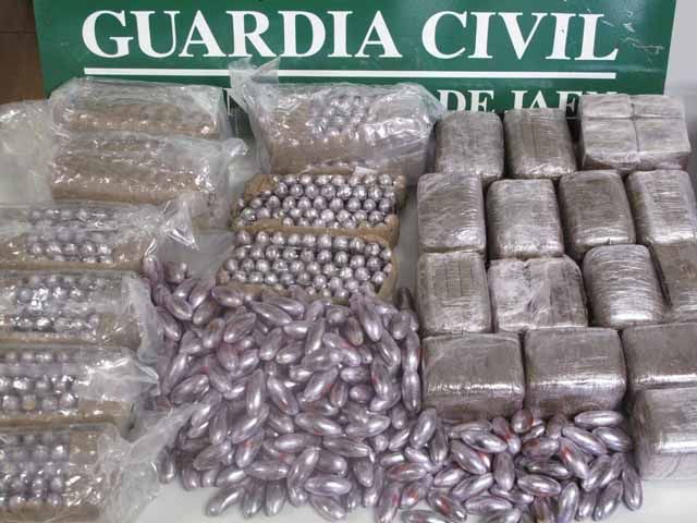 La Guardia Civil, ha decomisado en dos intervenciones, cerca de 20 kilogramos de hachís y ha detenido a dos personas