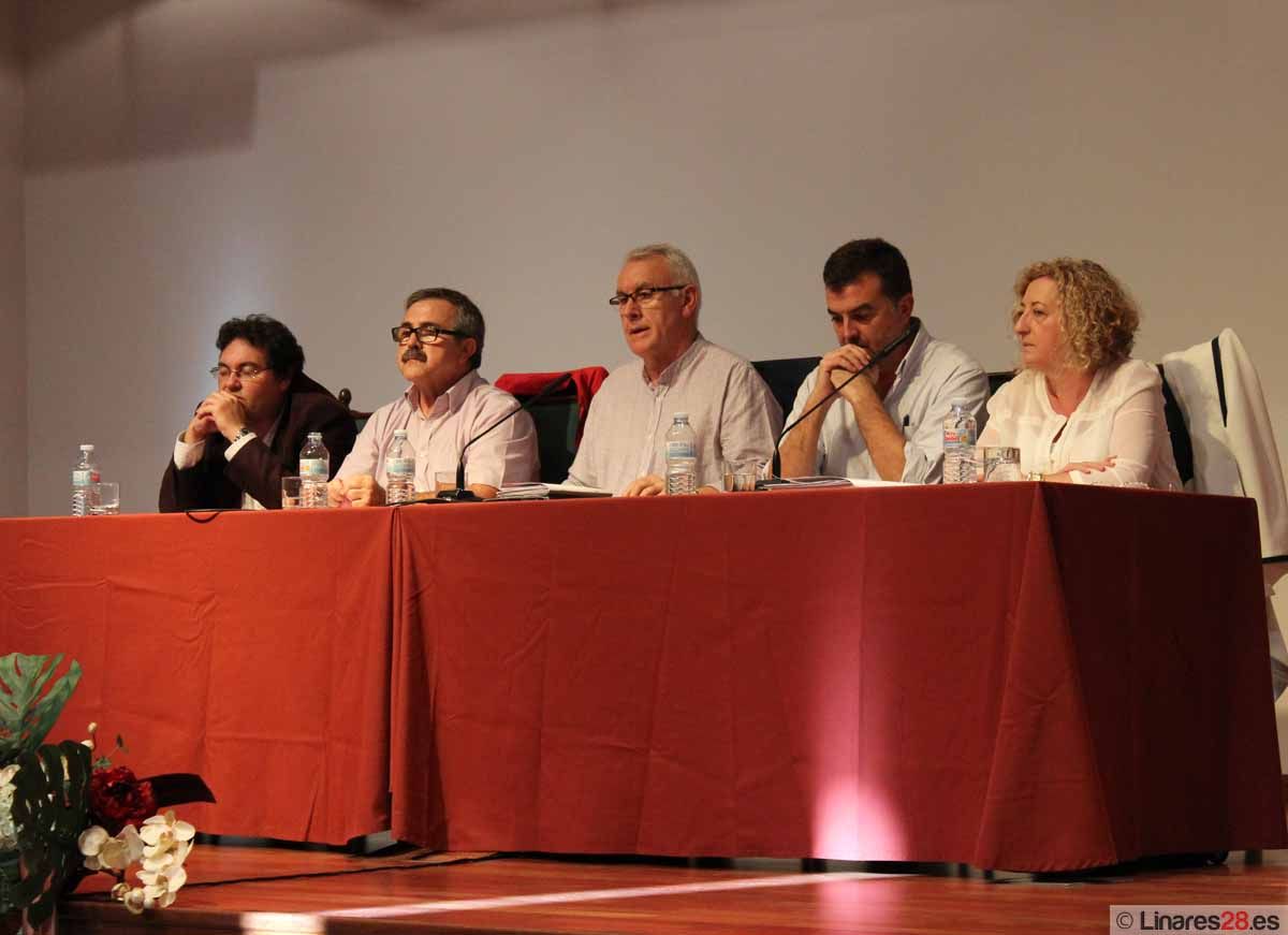 Cayo Lara participa en una asamblea abierta de IU en el auditorio de El Pósito