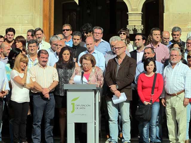 Más de un centenar de alcaldes y concejales se concentran en la Diputación contra la reforma local del Gobierno