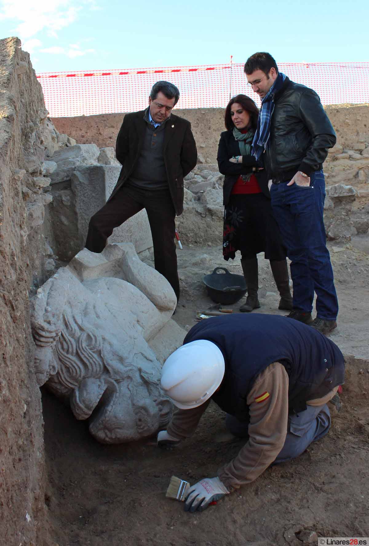 Las excavaciones en la muralla de Cástulo permiten hallar la escultura de un león