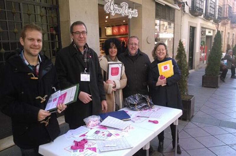 UPYD- Linares RECOGE FIRMAS EN APOYO A LA  ILP PARA LA REFORMA DE LA LEY ELECTORAL ANDALUZA