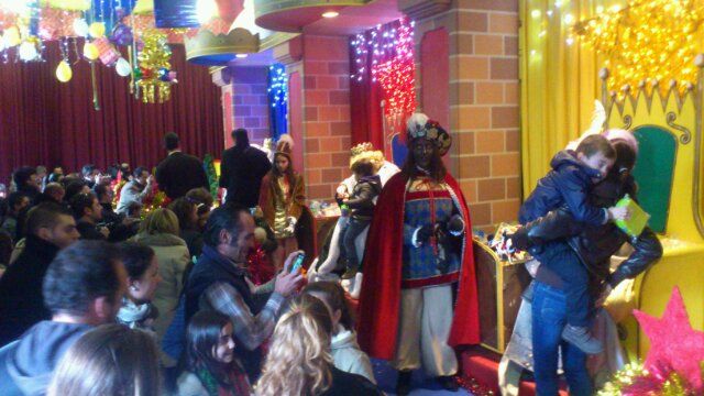 Los Reyes reciben a los niños en la Estación de Madrid