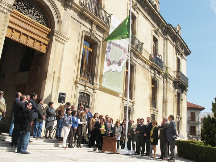 El primer izado de la Bandera de la provincia de Jaén abre los actos conmemorativos del Día de la Provincia