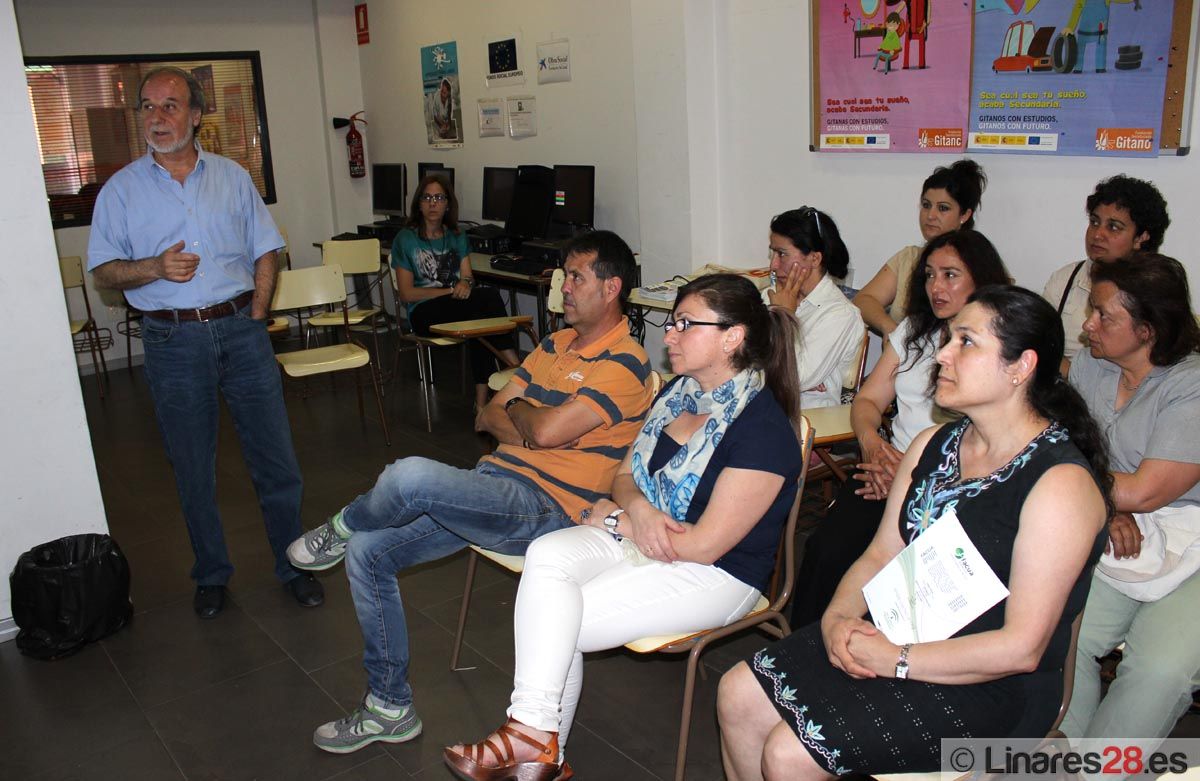 Charla sobre las compañías eléctricas en el Secretariado Gitano