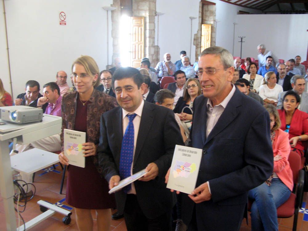 La Fundación “Estrategias” publica un libro que por primera vez recoge la realidad de la provincia por comarcas