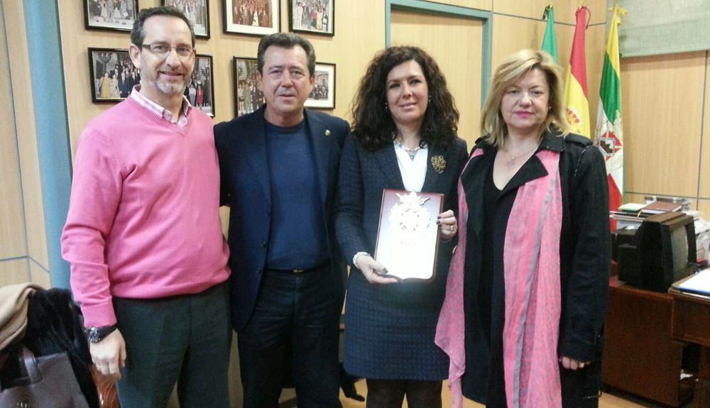 El alcalde recibe a la Pregonera de la Semana Santa de Linares 2015