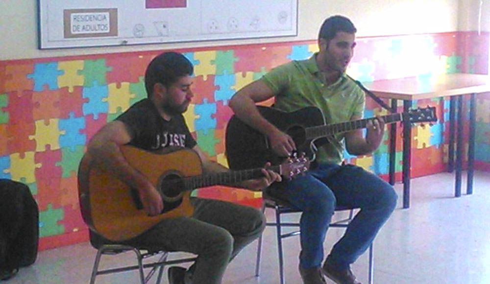 JuanEr y Juan Lu, dos jóvenes músicos locales actúan en el CDPEE Virgen de Linarejos