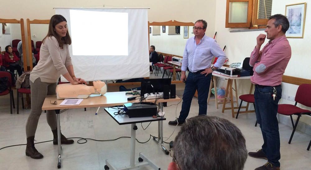 El centro de salud ‘Virgen de Linarejos’ imparte dos cursos de primeros auxilios al personal de una escuela infantil y un centro social de Linares