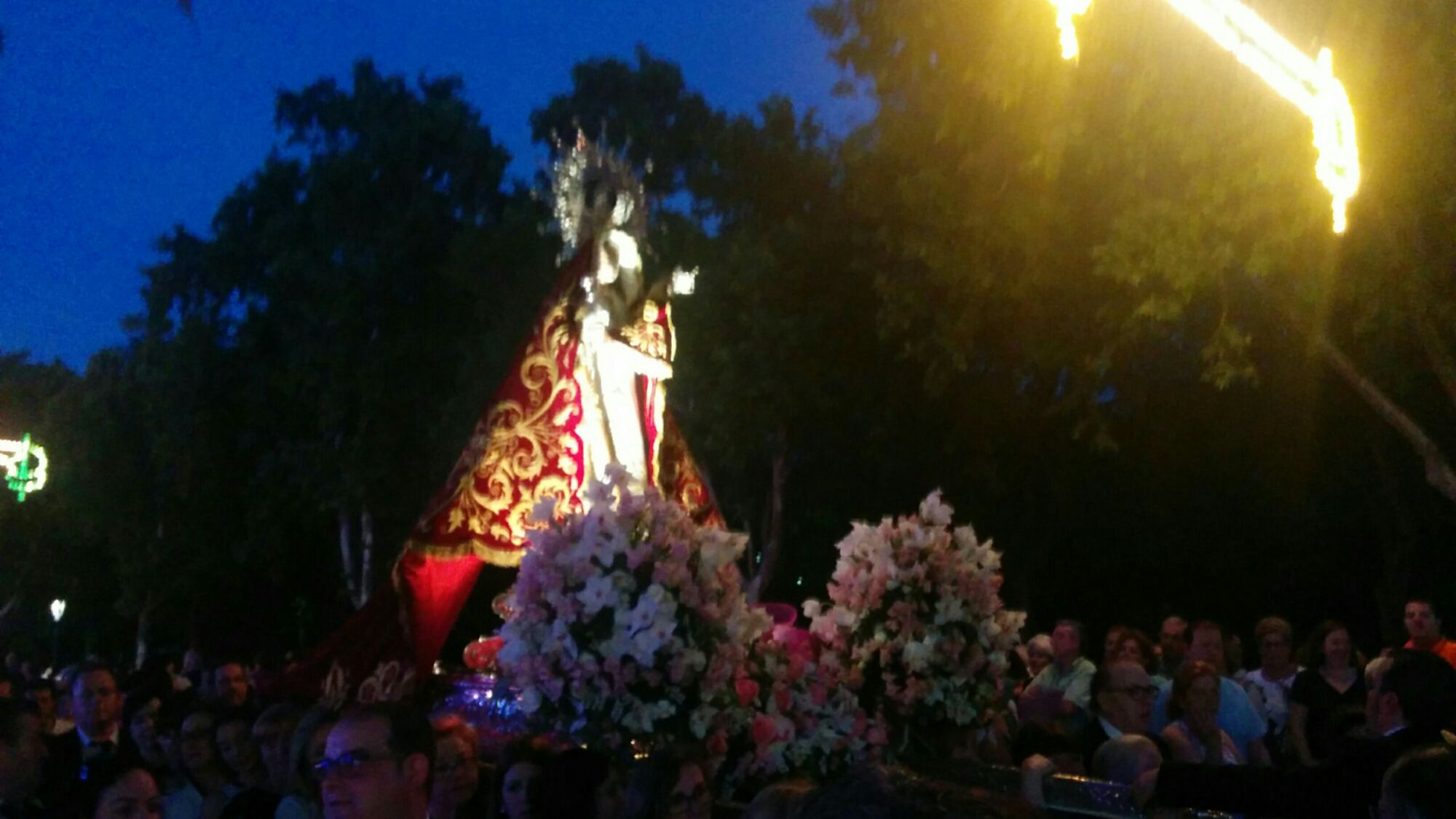 En estos momentos la Virgen de Linarejos procesiona por Linares