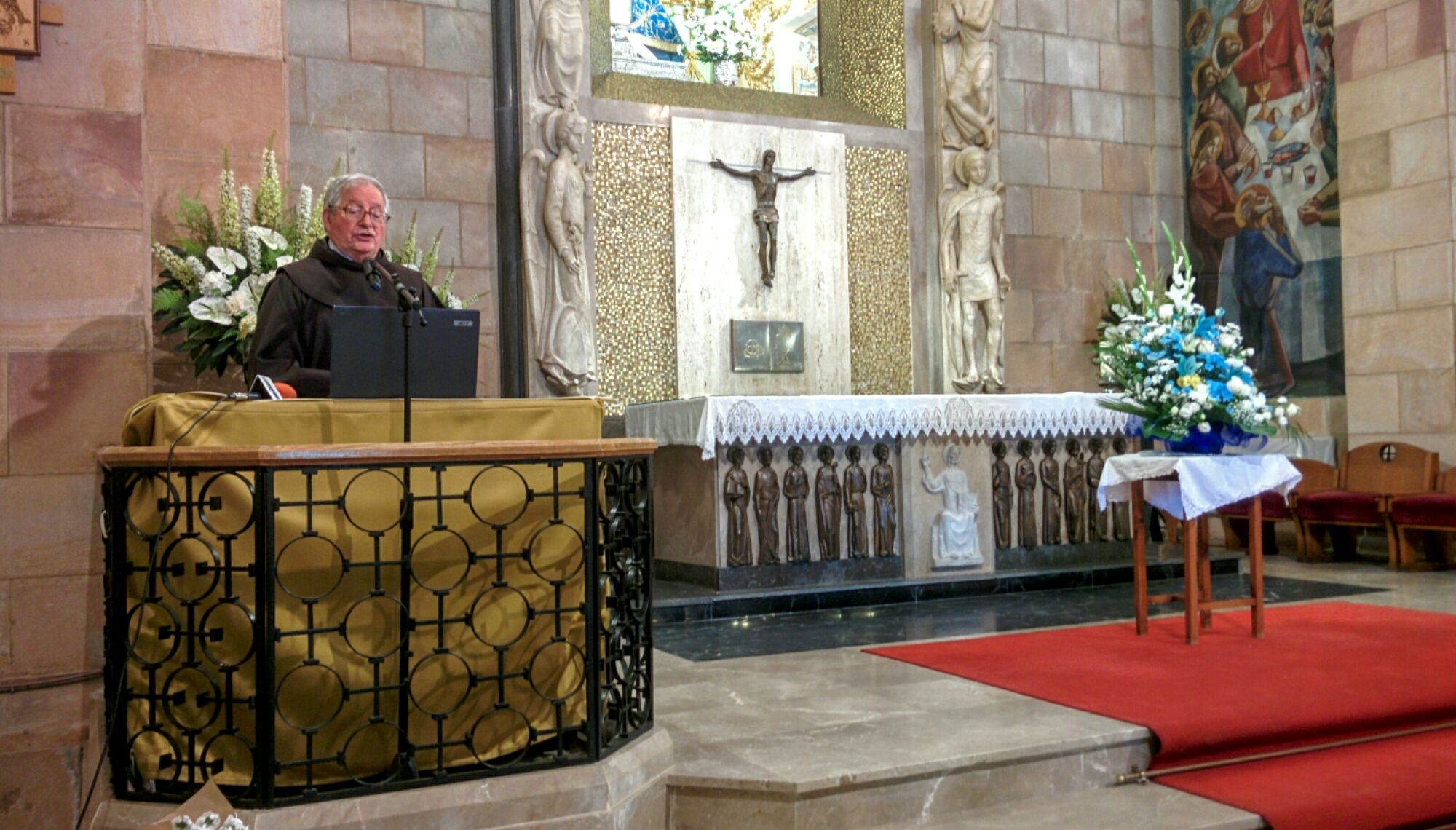 En estos momentos ofrenda floral del Linares Deportivo