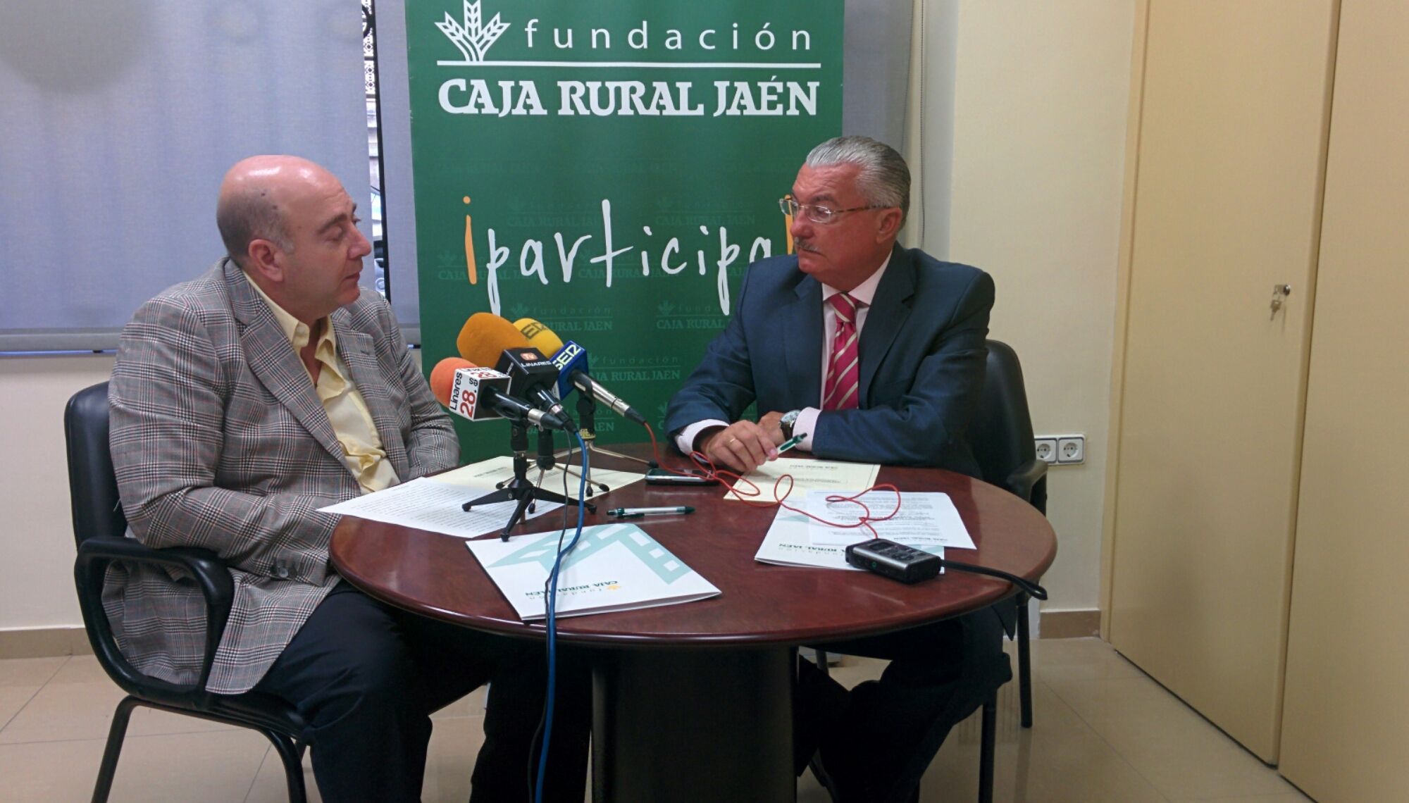 En estos momentos firma de convenio de Fundación Caja Rural