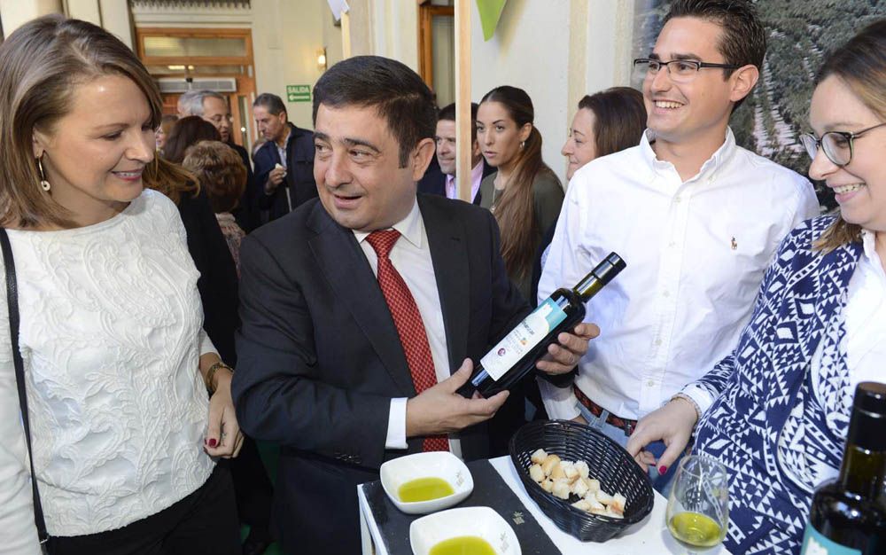 Reyes incide en las oportunidades que ofrece el olivar para innovar y crear riqueza en la inauguración de la II Fiesta del Primer Aceite de Jaén