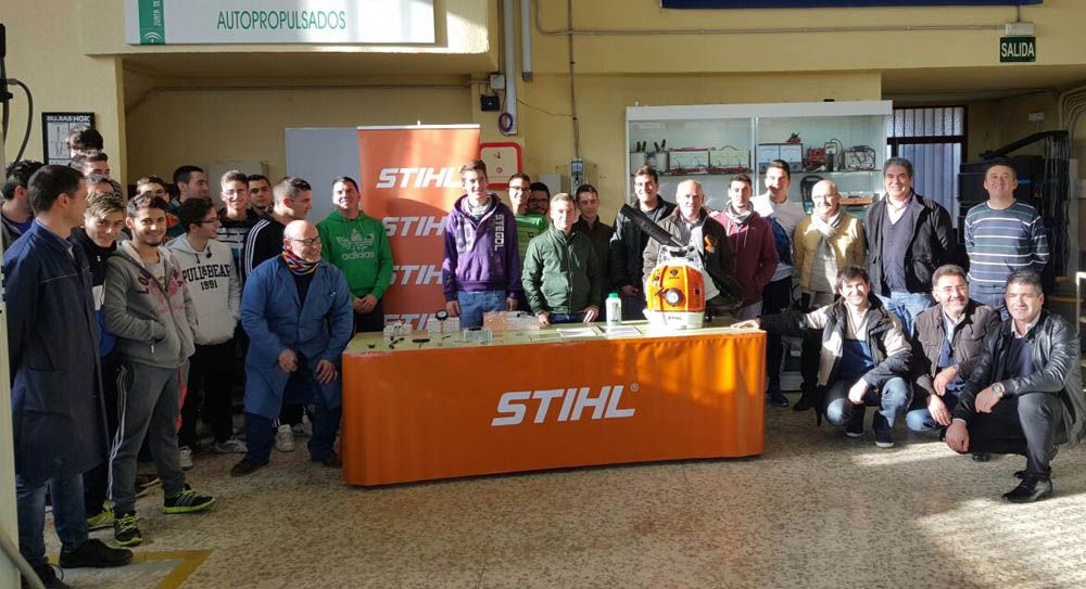 EL «IES REYES DE ESPAÑA» RECIBE MATERIAL DE LA EMPRESA ALEMANA STIHL