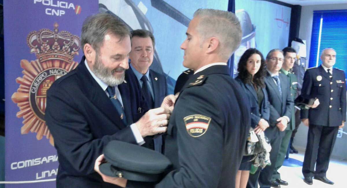 El subdelegado del Gobierno impone en Linares la Cruz de la Orden del Mérito Policial al oficial de Policía José David Navarrete Solana