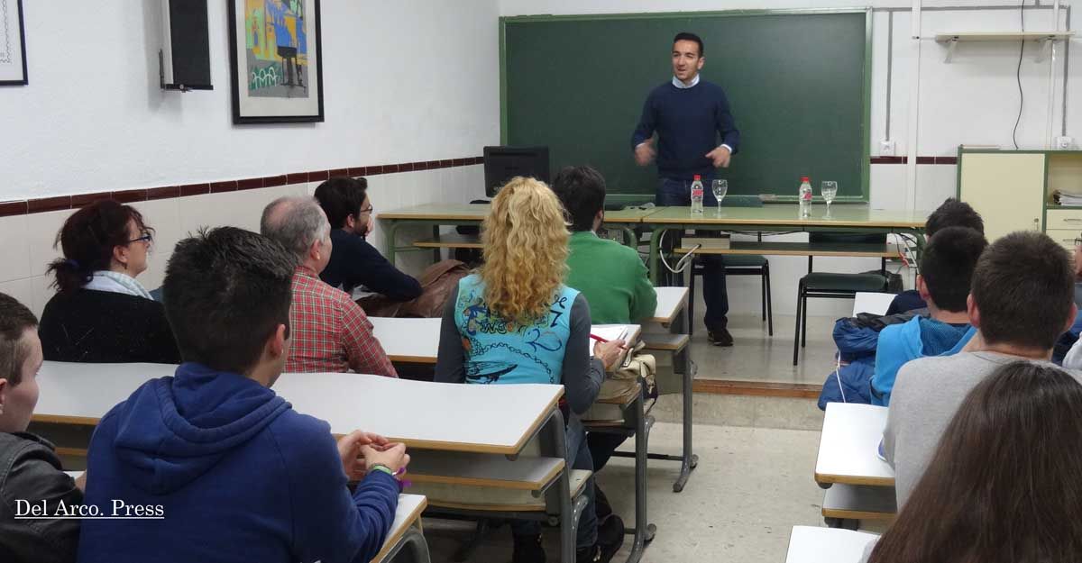 EL ÁRBITRO LINARENSE PEDRO JESÚS PÉREZ MONTERO IMPARTE UNA CONFERENCIA EN EL “HUARTE DE SAN JUAN”