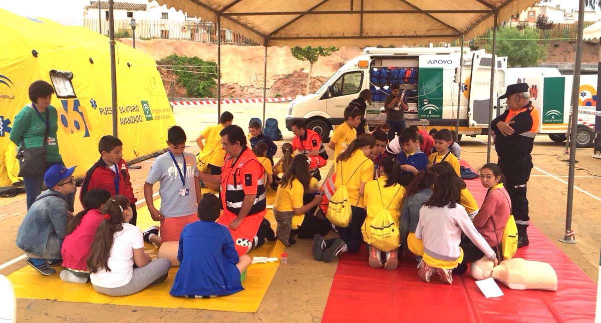 El 061 enseña en Linares cómo prevenir accidentes de tráfico a más de 800 escolares de toda España