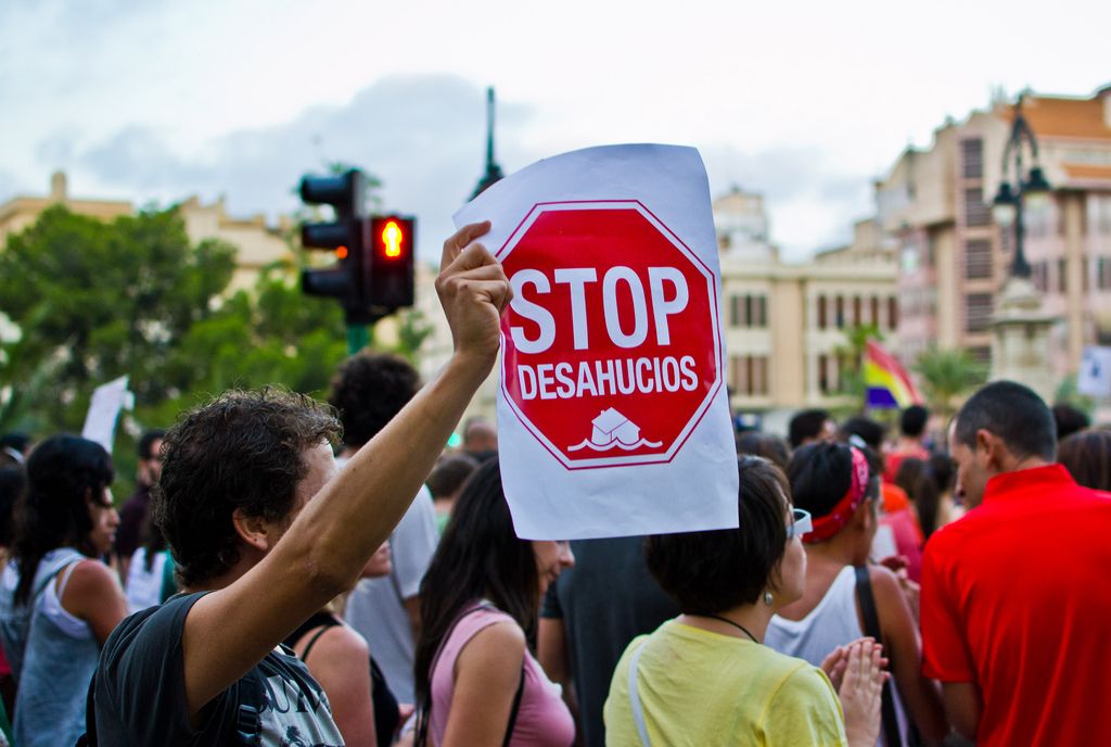 En la calle, con deuda por la casa perdida y sufriendo insultos