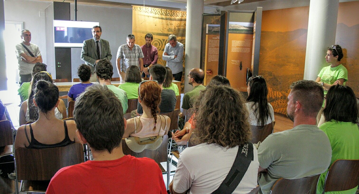 ​El Rector recalca la apuesta de la UJA por la arqueología en su visita al voluntariado universitario que ha participado en el campo de trabajo de Cástulo