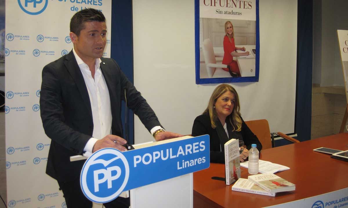 Alfonso Merlos llena de público la sede del PP de Linares para presentar con gran éxito su libro sobre Cristina Cifuentes