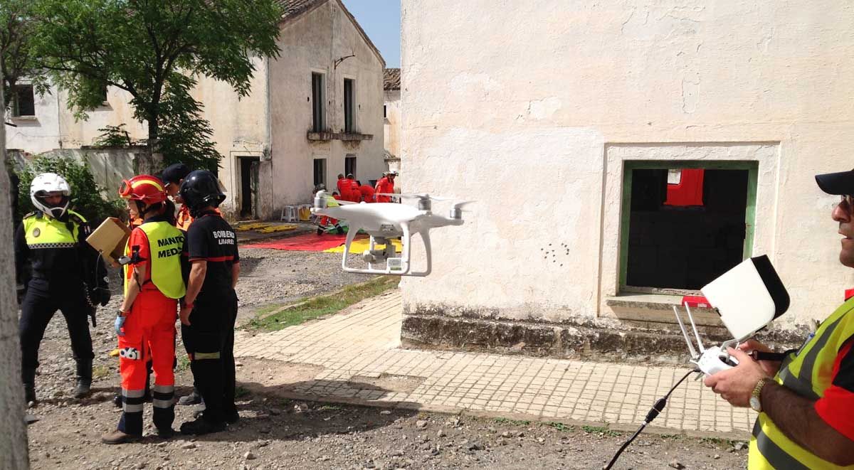 El 061 evalúa la utilidad de los drones en la atención sanitaria durante un ejercicio práctico en Linares