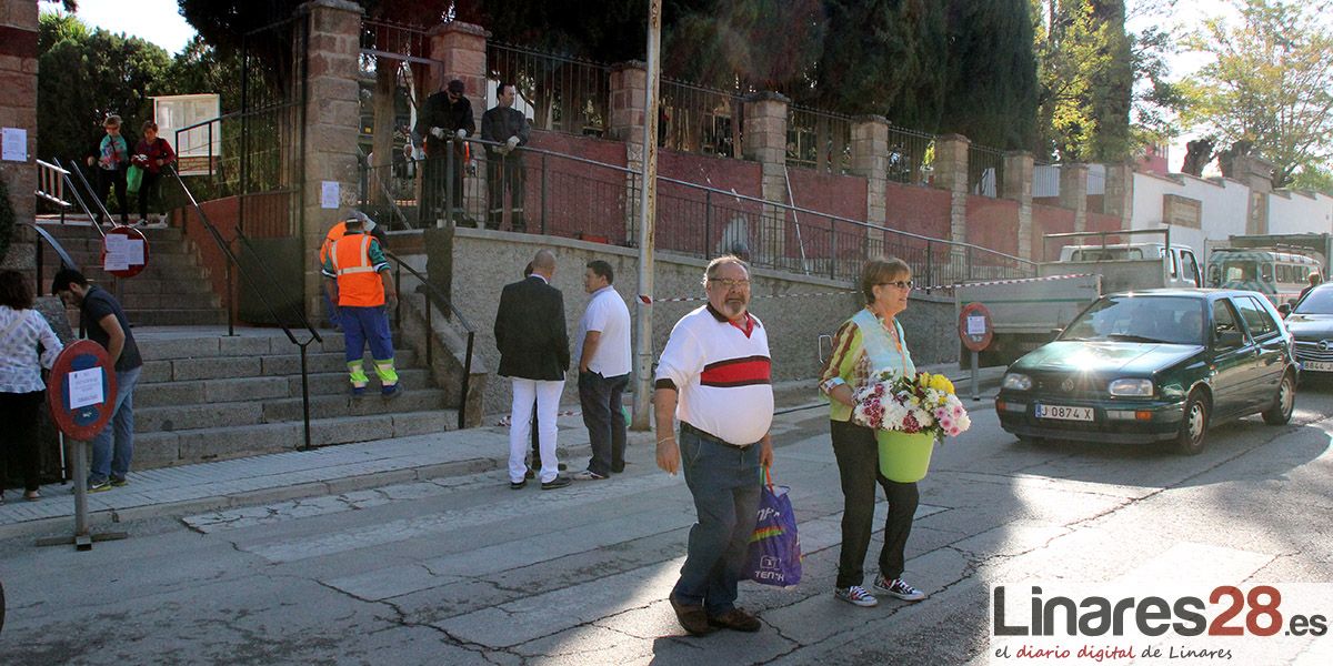 Servicio de bus especial para los cementerios de Linares