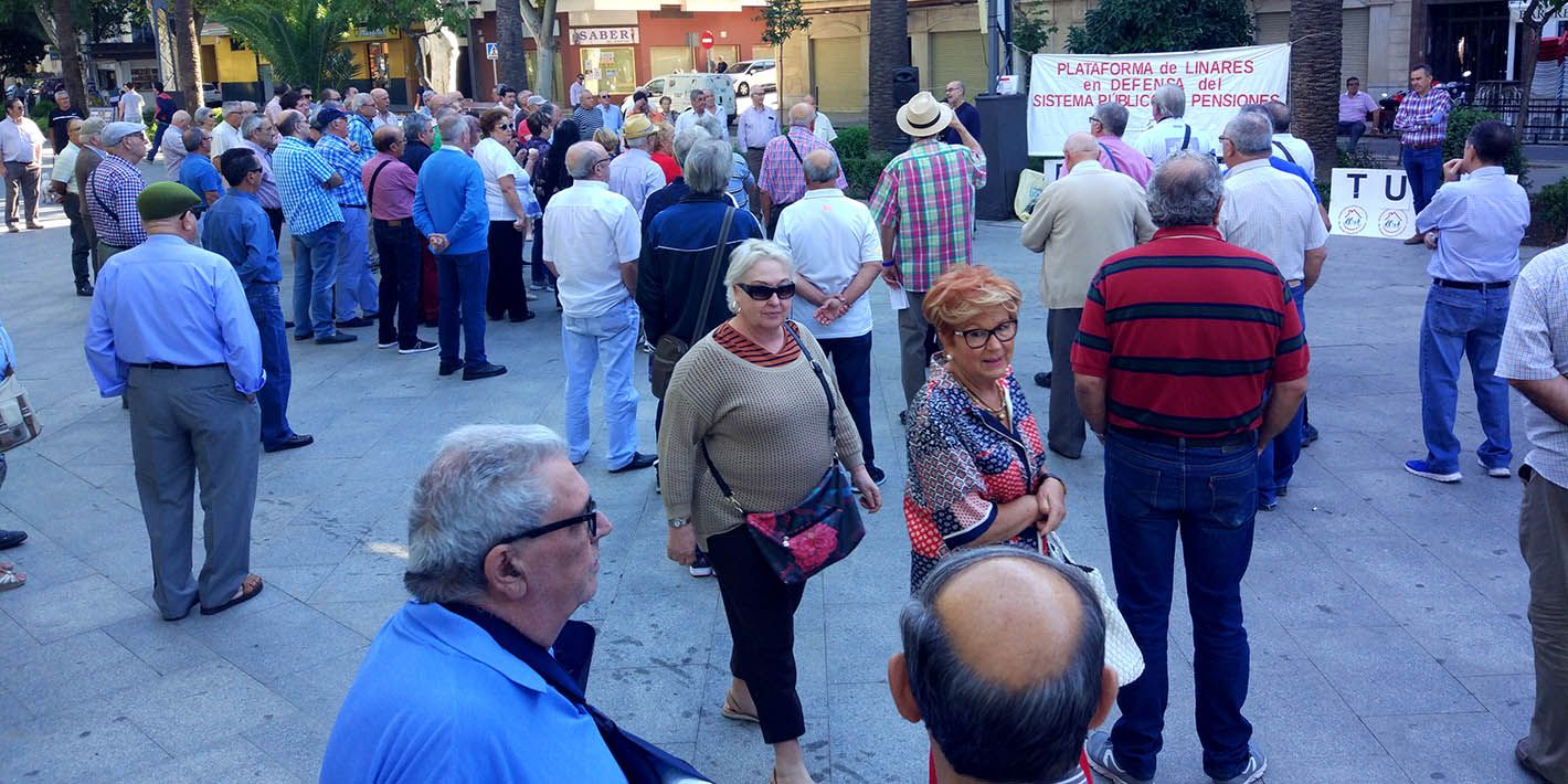 200 personas defienden las pensiones un nuevo lunes en Linares