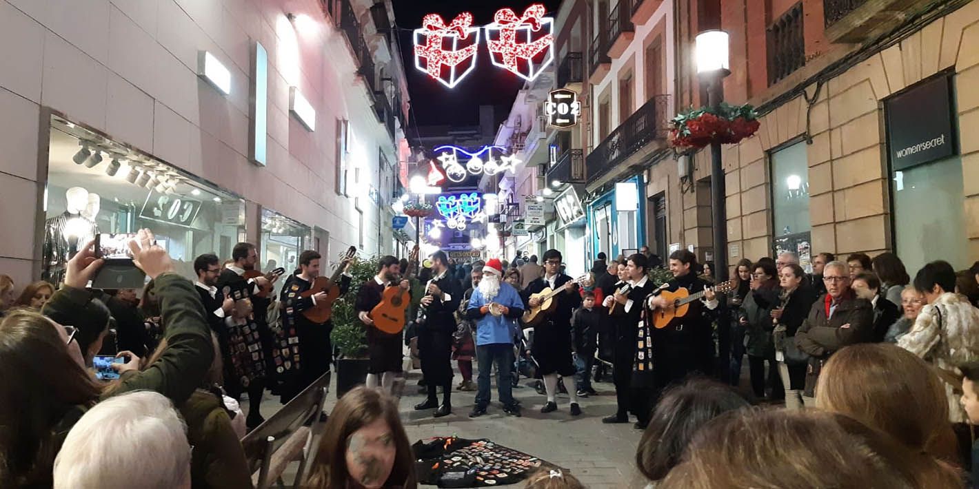 La Tuna alegra las calles de Linares