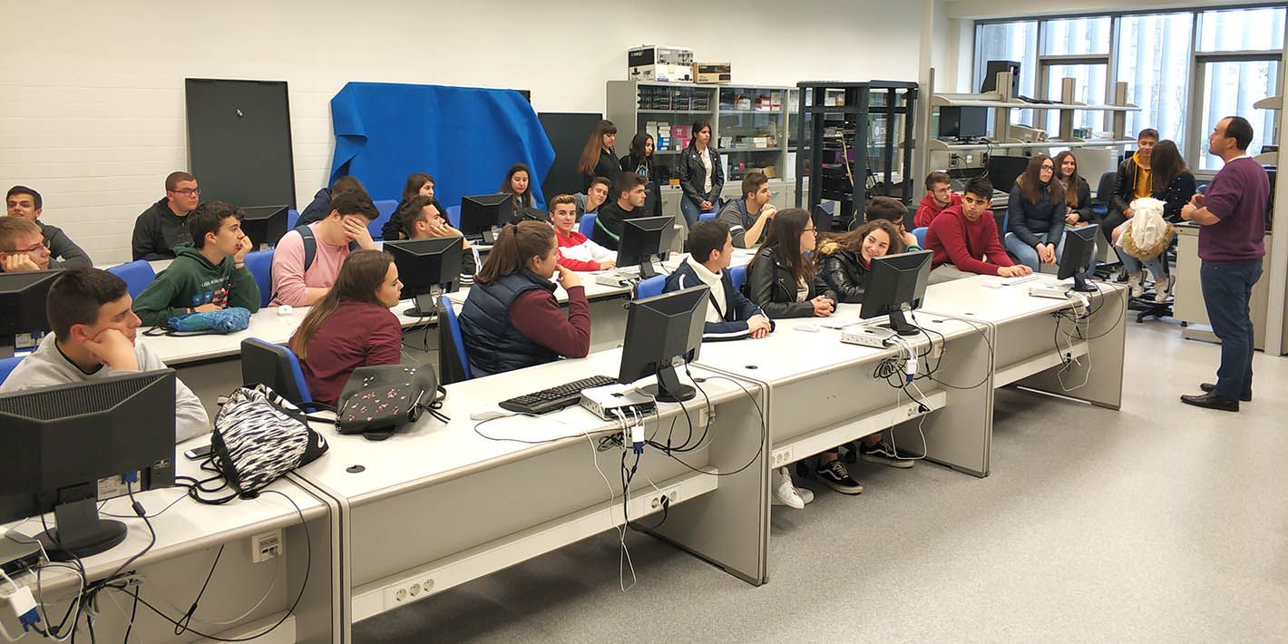 La EPS de Linares acerca a estudiantes de Bachillerato a las energías renovables, al mecanizado de piezas y al mundo del sonido y la imagen