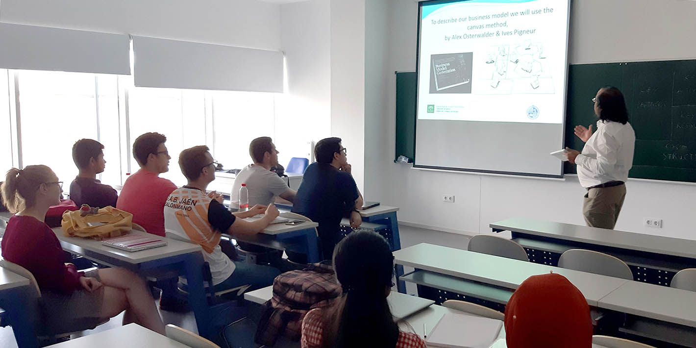 Estudiantes de la EPS de Linares participan en un ciclo de conferencias sobre emprendimiento