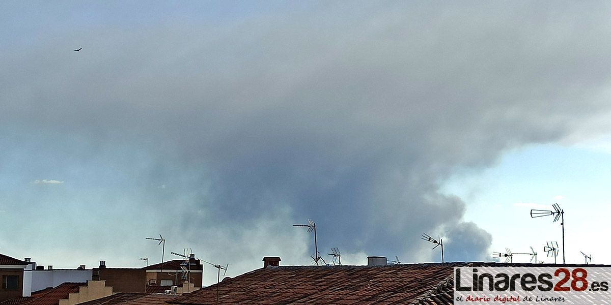 La columna de humo del incendio de Espeluy visible desde Linares