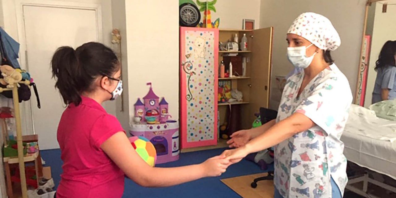 El Hospital de Linares atiende a 35 niños al día en rehabilitación infantil