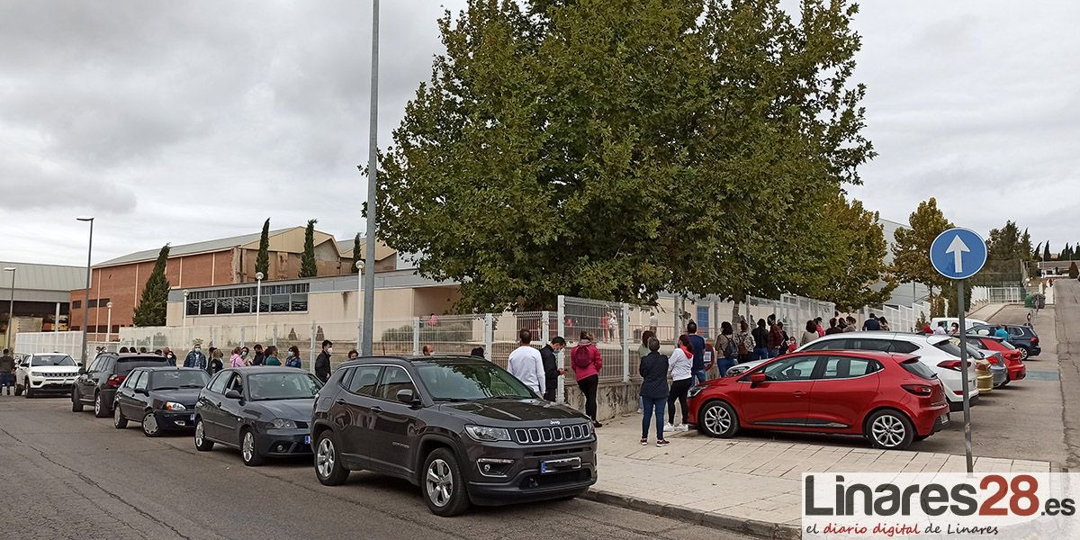 Colas para hacerse los test de COVID-19 en el Pabellón Andalucía de Linares