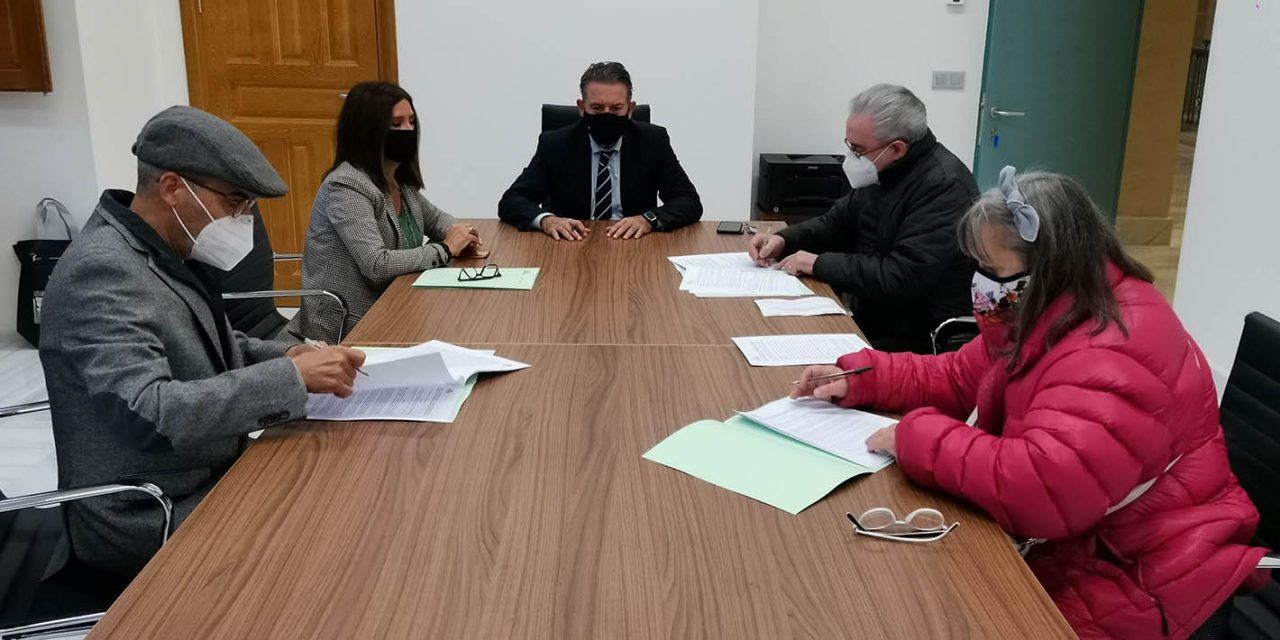 18 asociaciones de vecinos de Linares firman el acuerdo marco de subvenciones municipales