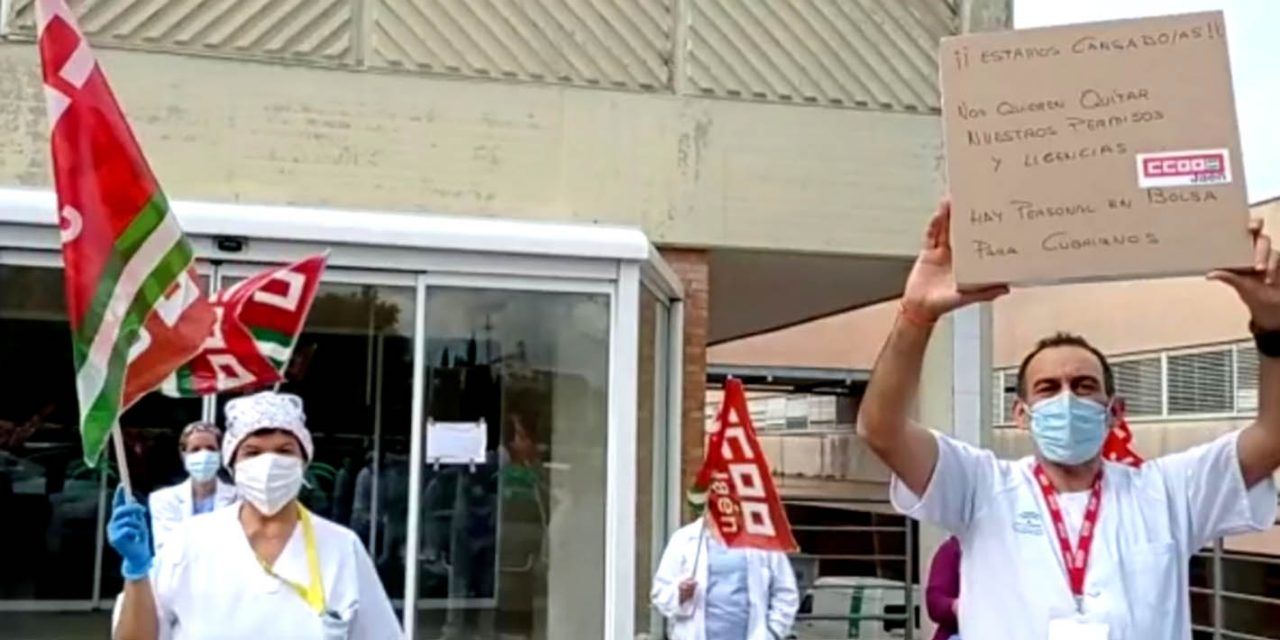 Los sanitarios de Linares protestan a las puertas de los centros de trabajo
